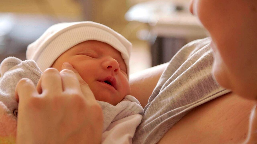 Baby wird im Arm gehalten | Bild: MDR/Hoferichter & Jacobs