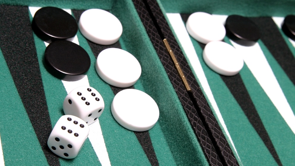 Backgammon mit Würfeln | Bild: colourbox.com