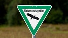 Das Naturschutzgebiet-Schild mit einem Adler. Natura 2000 ist das größte, koordinierte Naturschutzprojekt weltweit. | Bild: colourbox.com