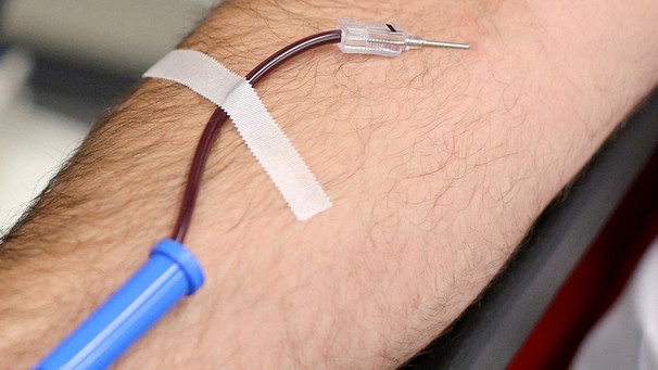 Ein Mann spendet Blut. | Bild: picture-alliance/dpa