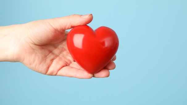 Herz in der Hand: Blutspenden werden immer dringend gebraucht.  | Bild: colourbox.com