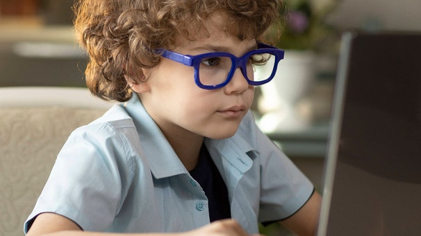 Junge mit Brille sitzt dicht vor einem aufgeklappten Laptop. Augenerkrankungen nehmen weltweit deutlich zu. Bei jungen Menschen steigt vor allem die Zahl der Kurzsichtigen. | Bild: imago images, IMAGO / YAY Images