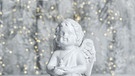Ein Weihnachtsengel hält eine Kerze in der Hand. Viele Kinder glauben, dass das Christkind die Geschenke an Weihnachten bringt. | Bild: colourbox.com