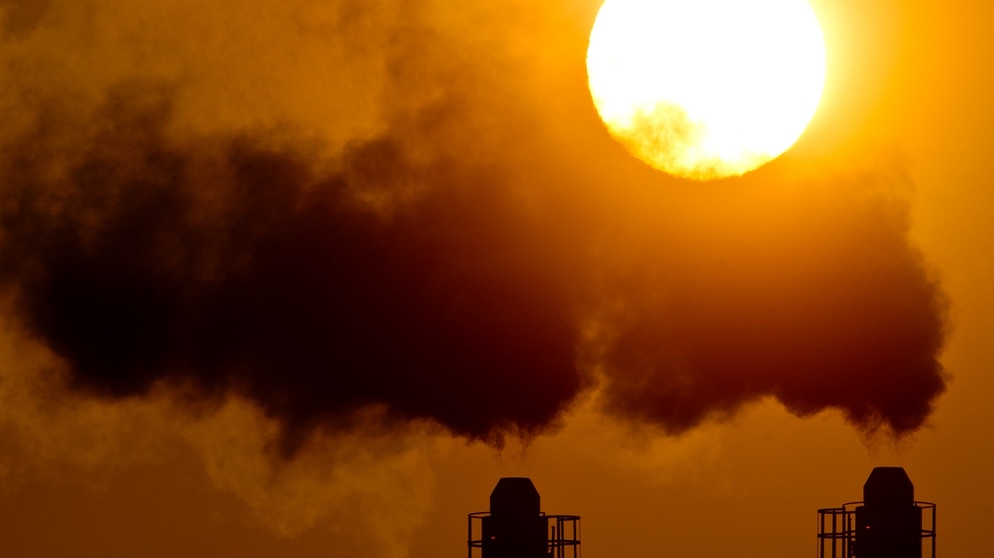 Wir blasen immer mehr Treibhausgase wie Kohlendioxid (CO2) in die Atmosphäre | Bild: picture-alliance/dpa