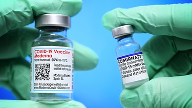 Impfstofffläschchen von Moderna und Biontech. Beide Impfstoffe sind sogenannte mRNA-Impfstoffe. | Bild: picture alliance / CHROMORANGE | Christian Ohde