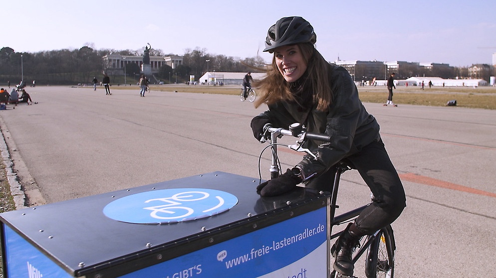 Ilka Knigge auf einem Lastenrad vom Verein "Freie Lastenradler e.V." Im Stadtgebiet München verleiht der Verein Lastenräder für eine klimafreundliche Fahrt.  | Bild: BR