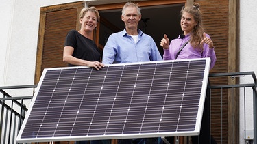 Susanne und Markus Droth vom Bürgerprojekt Solar aus Fürstenfeldbruck mit Moderatorin Ilka Knigge. | Bild: Johanna Zach