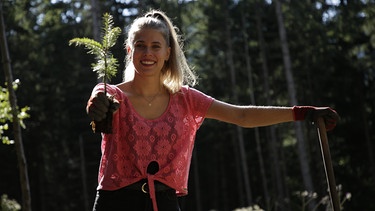 Ilka Knigge schaut sich das Bergwaldprojekt an. Im Bergwaldprojekt sind bereits mehr als 2,5 Millionen Bäume gepflanzt worden. | Bild: BR