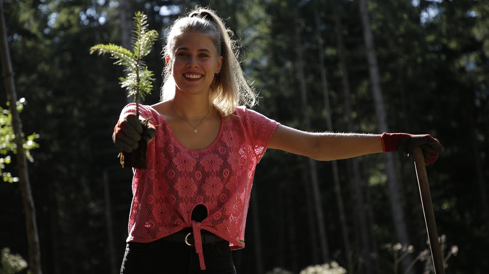 Ilka Knigge schaut sich das Bergwaldprojekt an. Im Bergwaldprojekt sind bereits mehr als 2,5 Millionen Bäume gepflanzt worden. | Bild: BR