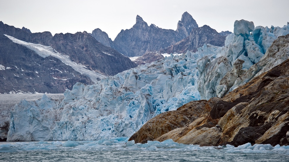 Karale Gletscher in Ostgrönland. Die Gletscher der Arktis verlieren durch den Klimawandel enorme Mengen an Eis. | Bild: picture-alliance/dpa