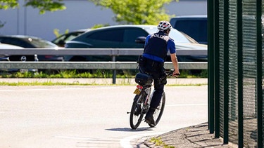 Fahrradfahrer auf einem E-Bike mit Helm | Bild: HR
