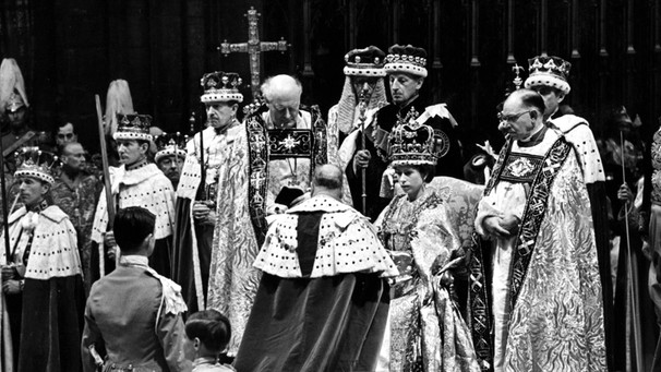 Der Herzog von Gloucester huldigt Ihrer Majestät, Königin Elizabeth II., nach der Krönungszeremonie in der Westminster Abbey am 2. Juni 1953. | Bild: IMAGO, IMAGO / United Archives International