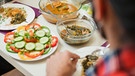 Unsere Ernährung wirkt sich nicht nur auf unseren Körper aus, sondern auch auf unsere Psyche. Ernährungsforscher sowie Neurowissenschaftler erforschen den Zusammenhang zwischen Essen und Verhalten. | Bild: colourbox.com