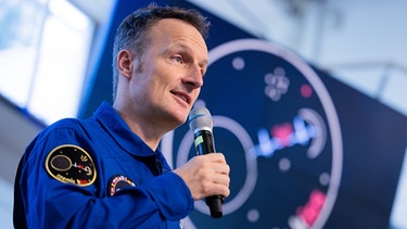 Matthias Maurer, deutscher Astronaut, spricht bei einer Pressekonferenz im Europäischen Astronautenzentrum (EAC) der ESA vor seinem Start der Mission "cosmic kiss" zur Internationalen Raumstation ISS.  | Bild: dpa-Bildfunk/Rolf Vennenbernd