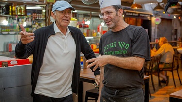  Israels Fußball-Legende Mordechai Spiegler (links) auf einem Markt in Tel Aviv | Bild: WDR/Gebrüder Beetz Filmproduktion