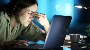 Müde und gestresste Frau arbeitet zuhause im Homeoffice. | Bild: colourbox.com
