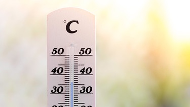 Ein Thermometer zeigt über dreißig Grad Celsius an. Besonders Städte sind von Hitze betroffen. Tagsüber heizen sich die Gebäude in Städten auf: Das führt immer häufiger zu tropischen Nächten.  | Bild: colourbox.com