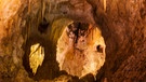 Höhlen sind feuchte, dunkle und geheimnisvolle Lebensräume. Viele von ihnen sind bis heute unentdeckt. Immer mehr Höhlenforscher und Archäologen gehen auf unterirdische Inspektion - und erfahren dabei vieles über unsere Geschichte. | Bild: picture alliance/Zoonar | Galyna Andrushko