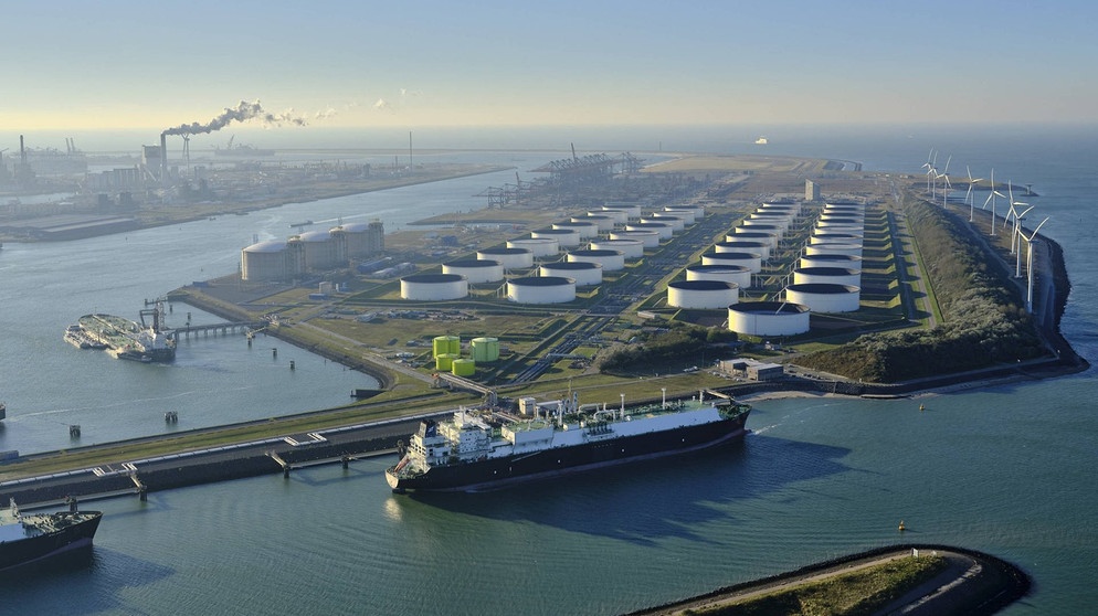 Blick auf das Importterminal für verflüssigtes Erdgas. Mehrere LNG-Schiffe liegen in Rotterdam / Niederlande vor Anker. LNG ist verflüssigtes Erdgas. | Bild: imago images, IMAGO / ANP