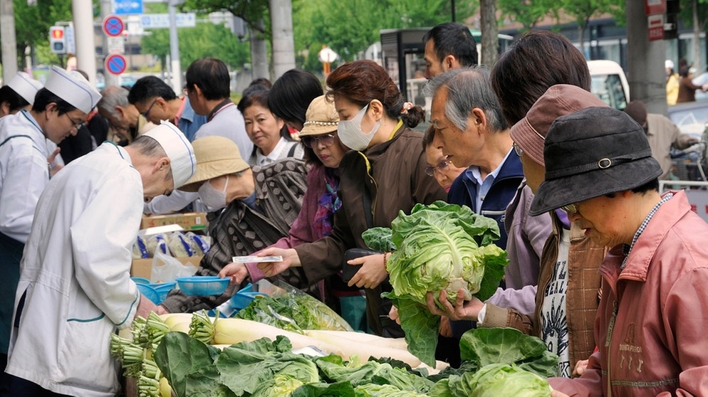 Japaner kaufen an einem Gemüsestand in Kyoto ein. | Bild: picture alliance / imageBROKER | Klaus-Werner Friedrich