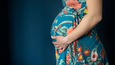 Junge schwangere Frau. | Bild: picture alliance / photothek | Ute Grabowsky