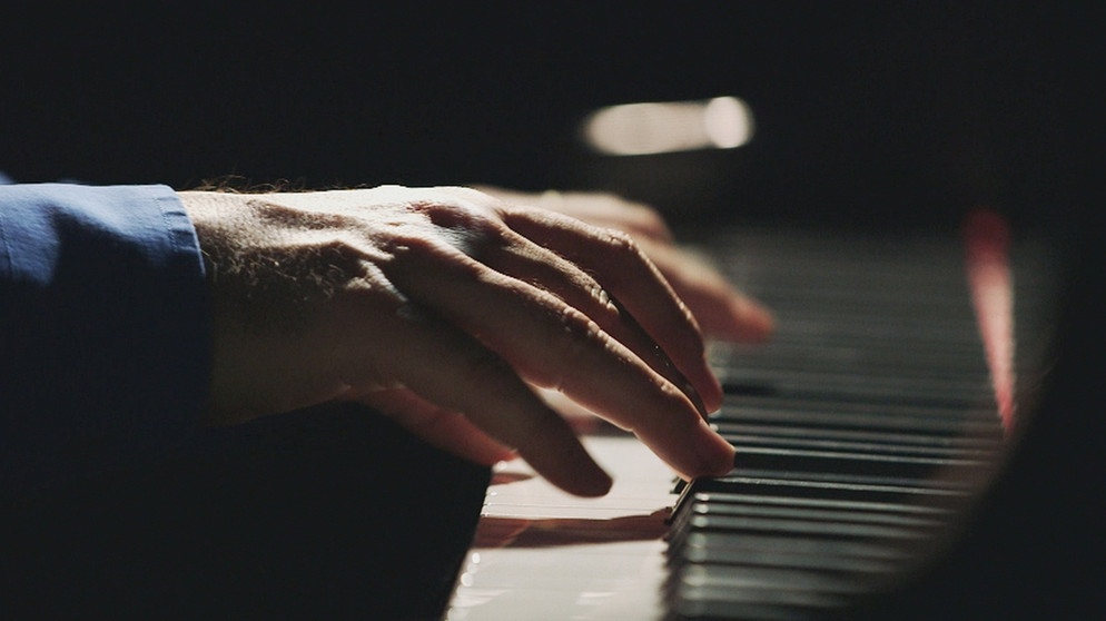 Hände eines Pianisten auf Klaviertasten. | Bild: BR