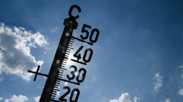 Ein Thermometer vor der strahlenden Sonne. | Bild: BR/Johanna Schlüter