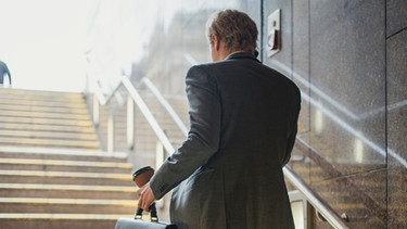 Trepensteigen - wie hier im Bild ein junger Mann mit Aktentasche - kann das Leben verlängern, so eine Studie. | Bild: colourbox.com