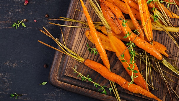 Gebratene Karotten. Wer eine Lebensmittelallergie oder -Unverträglichkeit hat, muss unter Umständen darauf achten, wie bestimmte Zutaten verarbeitet sind. Karotten etwa sind für manche roh unverträglich, gekocht aber problemlos.  | Bild: colourbox.com