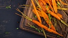 Gebratene Karotten. Wer eine Lebensmittelallergie oder -Unverträglichkeit hat, muss unter Umständen darauf achten, wie bestimmte Zutaten verarbeitet sind. Karotten etwa sind für manche roh unverträglich, gekocht aber problemlos.  | Bild: colourbox.com
