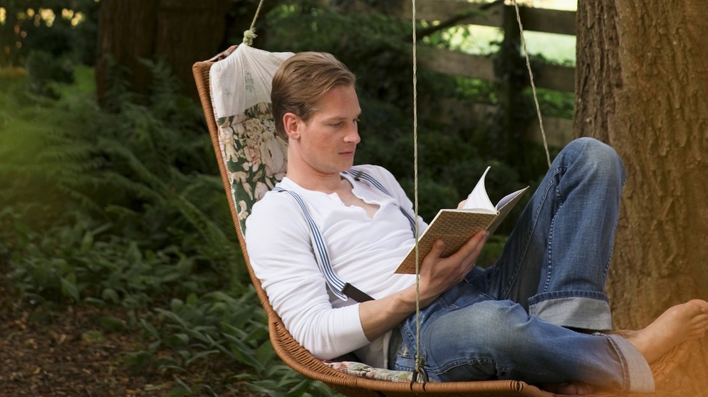 Ein Mann sitzt in einer Hängematte und liest ein Buch. Wir erklären euch, wie achtsames Lernen und Üben funktionieren kann.  | Bild: colourbox.com