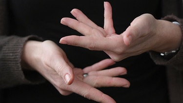 Eine Gebärdendolmetscherin zeigt mit ihren Fingern das Wort "beraten" in Gebärdensprache. Für Menschen mit einer Behinderung sollen Medieninhalte nach dem Willen der Bundesländer besser zugänglich sein. | Bild: dpa-Bildfunk/Arne Dedert