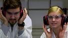 Viktor und Carina mit Kopfhörer | Bild: BR