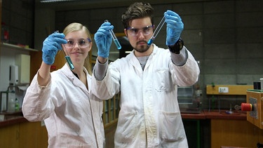 Victor und Carina im Labor | Bild: BR