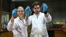 Victor und Carina im Labor | Bild: BR
