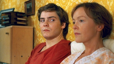 Alex (Daniel Brühl) und seine Mutter (Katrin Saß) in "Good Bye, Lenin" | Bild: picture-alliance/dpa