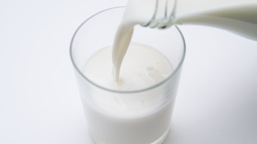 Milch wird in ein Glas gegossen | Bild: picture alliance / dpa Themendienst