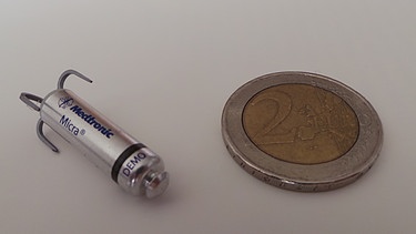 Der kleinste Herzschrittmacher der Welt neben einer 2-Euro-Münze | Bild: BR-Studio Franken/Andreas Heinicke