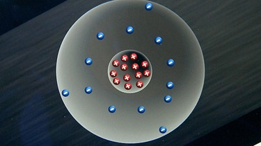 Tablet mit Atommodell | Bild: BR