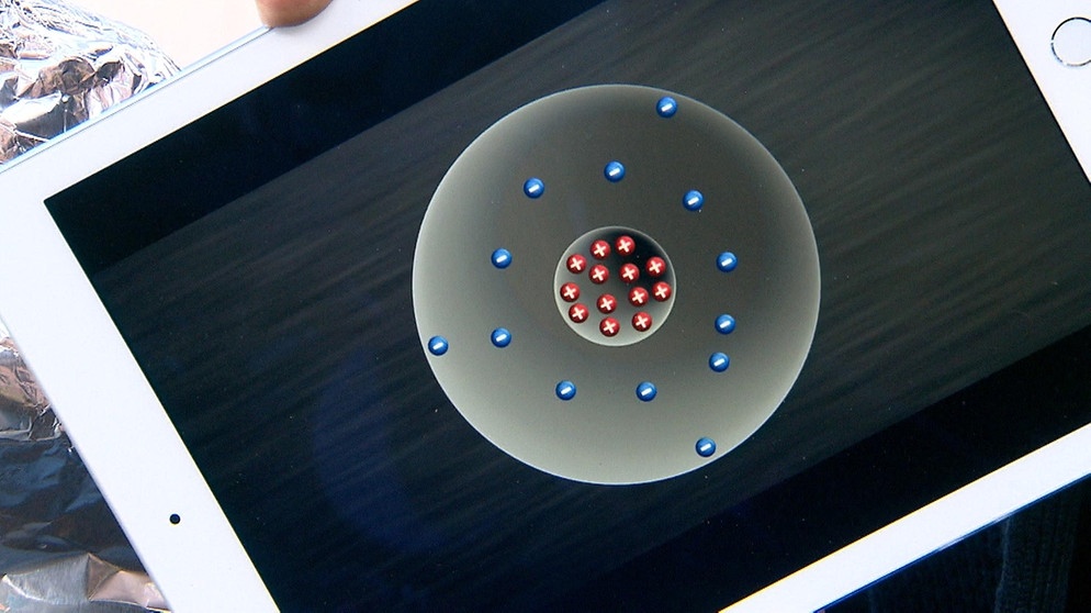 Tablet mit Atommodell | Bild: BR