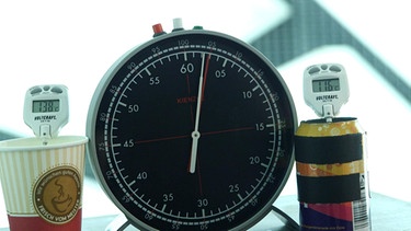 Stoppuhr, Kaffeebecher und Getränkedose mit Thermometern | Bild: BR
