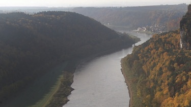 Der Fluss im Elbtal bei Rathen | Bild: picture-alliance/dpa/ Ralf Hirschberger 