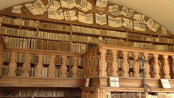 Blick auf eine Bücherwand in der  Reisacher Klosterbibliothek  | Bild: BR