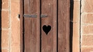 Symbolbild: Eine Tür zu einem Außenklo | Bild: colourbox.com