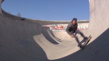 Auf dem Skateboard | Bild: BR