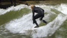 Ein Surfer auf dem Eisbach | Bild: BR