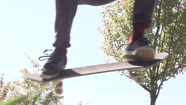 Ein Skateboarder beim Ollie | Bild: BR
