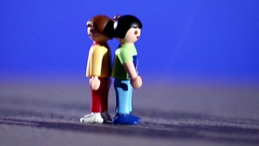 Mit Playmobilfiguren stellen Kinder die Geschichte der Scheidungskinder Max und Mia nach | Bild: BR