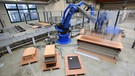 Robotergesteuerte Möbelproduktion in einer Fabrik in der Nähe von Hamburg | Bild: picture-alliance/dpa