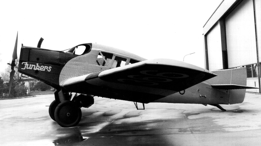 Der Beginn der zivilen Luftfahrt - eine Revolution und ein großer Schritt in Richtung Globalisierung Im Bild: Eine so genannte "Junkers F 13"- das erste Ganzmetall-Verkehrsflugzeug der Welt absolvierte am 25. Juni 1919 in Dessau seinen Erstflug. | Bild: picture-alliance/dpa